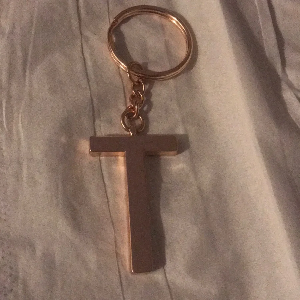 Letter T monogram key chain in rose gold new